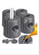 Stopy do pawilonu napełniane wodą