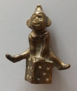 krasnal skrzat na kostce figurka z mosiądzu 5 cm do