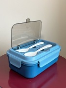 Niebieski lunchbox śniadaniówka z przegródkami i sztućcami