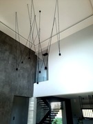 długa lampa wisząca do salonu z antresolą