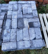 Cegły cementowe po rozbiórce budynku