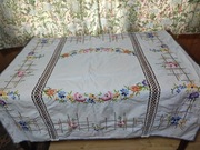 Ręcznie haftowany obrus z koronką 120x117