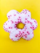 Poduszka do piercingu donut do przekłuwania uszu Kwiat Wiśni 34 cm 
