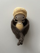 Malutka zabawka grzybek zrobiona na szydełku