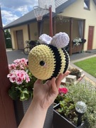 Pluszowa pszczółka wykonana na szydełku