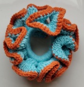 SCRUNCHIE ręcznie robiona na szydełku gumka do włosów 