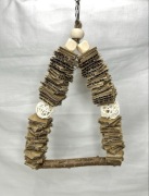 Ręcznie robiona Huśtawka dla Papug – Karton & Orzech Laskowy