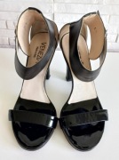 Damskie sandały na obcasie Venezia czarne skórzane lakierowane 37