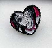 Metalowa przypinka emaliowana PIN  – serce z wizerunkiem NANY.