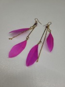 Kolczyki długie piórka różowe i łańcuszki złote