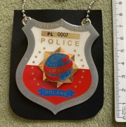 Odznaka policyjna IPMC z numerem i etui