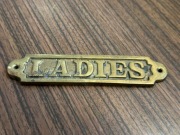 Solidny mosiężny napis LADIES na drzwi toalety 