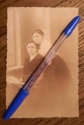 FOTOGRAFIA Dwie kobiety pozujące z albumem Ilona Ostrów Wlkp. Ostrowo ~1914