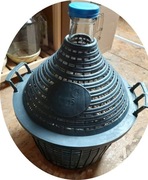 Balon na wino 15 l z plastikową zakrętką w koszu