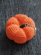Dynia - brelok amigurumi 