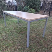 Stół roboczy z poziomowanymi nogami