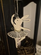 Drewniany króliczek wielkanocny w stylu baletnicy 12 cm 