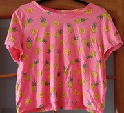 Różowy, krótki t-shirt Sinsay w ananasy 