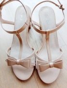 Nieużywane sandałki damskie beżowe nude lakierowane kokardka Casu 38 