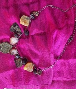 Komplet z różnymi kamieniami, m.in. z bursztynem, cytrynem.