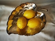 Metalowa patera w kształcie liścia