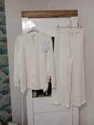 Komplet z dzianiny biały, sweter zapinany na zamek.