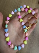 Smycz do telefonu kolorowe serduszka akrylowe