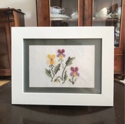 Ręcznie haftowany obrazek vintage bratki