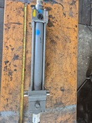 Siłownik hydrauliczny skok 400 mm 2 stronnego dzialania