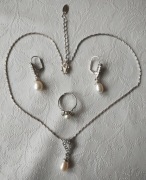 Zestaw: łańcuszek z wisiorkiem, pierścionek, kolczyki