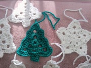 Gwiazdki 8 cm, choinki 10 cm, robione na szydełku 