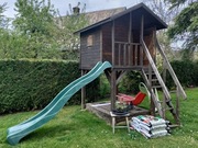 Drewniany domek do zabaw, piaskownica, zjeżdżalnia