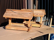 Solidny Drewniany Karmnik dla Ptaków wiszący – Opalane Drewno