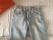 jasnoniebieskie dżinsy rurki skinny jeans spodnie jeansowe dżinsowe denim