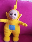  Teletubiś żółty la a laa śpiewa, mówi Disney 