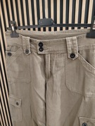 Męskie spodnie cargo khaki – liczne kieszenie, stan bardzo dobry, M/L