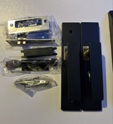 Zestaw klamek do drzwi wewnętrznych ze zintegrowanym zamkiem.