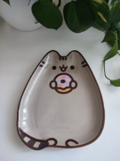 Pusheen - talerzyk ceramiczny (Pusheen z donutem)