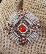 Elegancka broszka vintage z czerwonym oczkiem i białymi cyrkoniami