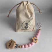 Personalizowana zawieszka do smoczka | Imię na klipsie | Literka grawer