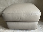 MEBLE BYDGOSKIE pufa 60x60 cm wys. 46 cm skóra beż nóżki drewno stan b.d