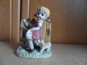 Figurka ceramiczna dziewczynka malująca płot z PRL