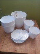 Zestaw 5 doniczek plastikowych z podstawkami