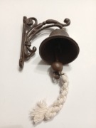 Dzwonek do powieszenia żeliwny długość całkowita ze sznurkiem 27 cm 