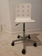 Dziecięce krzesło biurowe na kółkach IKEA Jules, białe