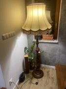 Lampa podłogowa drewniana rzeźbiona z dużym abażurem