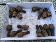 Śruby kół 16 sztuk DACIA