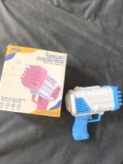 32-OTWOROWY PISTOLET DO BĄBELKÓW Rocket Boom Bubble Gun - NOWY!