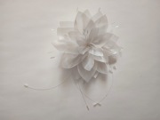 Kwiatek ozdobny z materiału do przyszycia/przyklejenia 12 cm biały