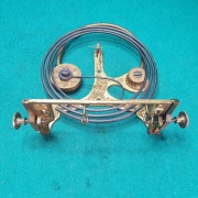 System mocowania do zegara linkowego ze śrubami i sprężynką